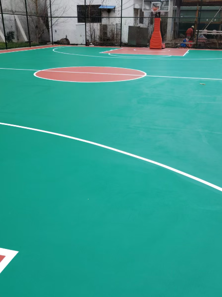 且末 球场长期使用易出现地面开裂